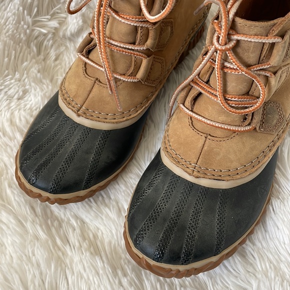 Sorel Out and About Waterproof Leather Ankle Boots size 8. Fit size 7 better. - Picture 5 of 9
